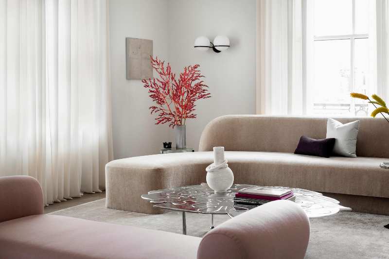 Rafael de Cárdenas, pink decor, living room design, neutral rug, pink plant