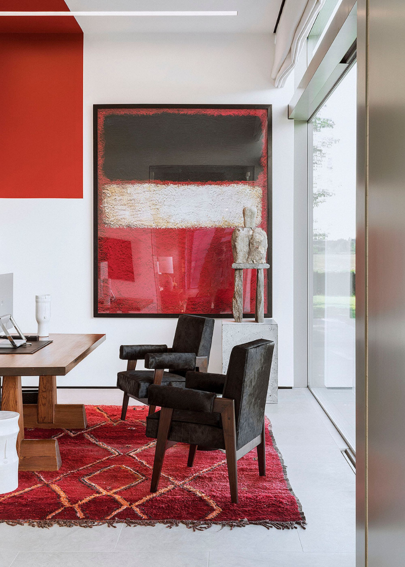 Peter Marino - Sagaponack Residence. Office with red rug, sculpture and red, white and black painting.