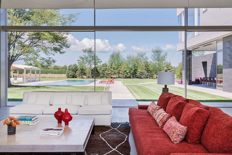 Peter Marino - Sagaponack Residence. Living room with red and white sofas.