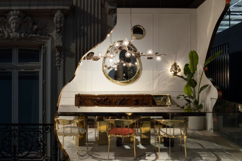 isaloni 2022: dining room with neutral area rug and golden dining chairs