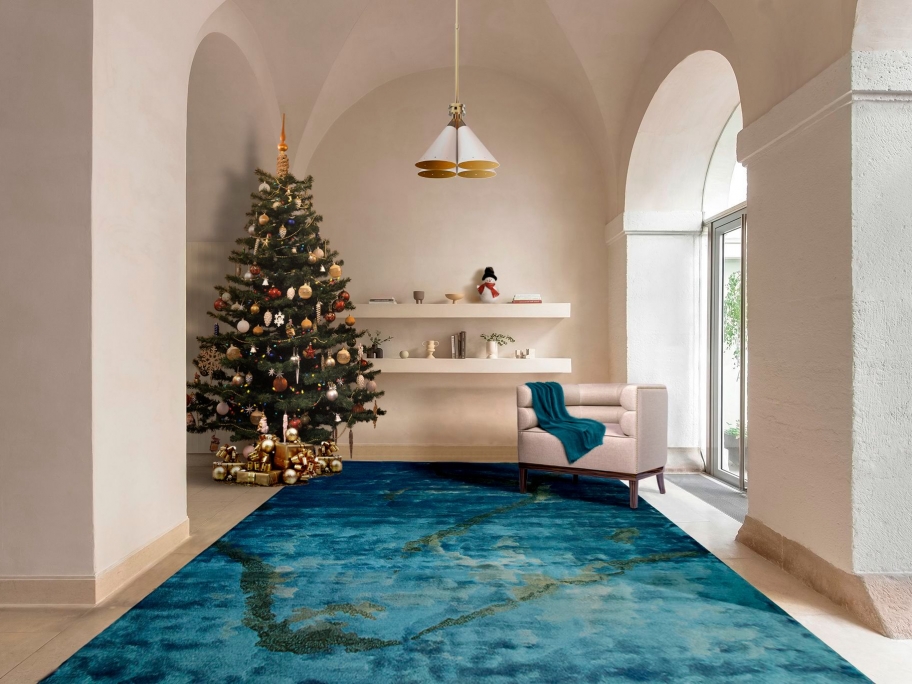 Modern hallway design with blue Miro Rug - Uncover Luxurious and Unique Christmas Decor Ideas 
