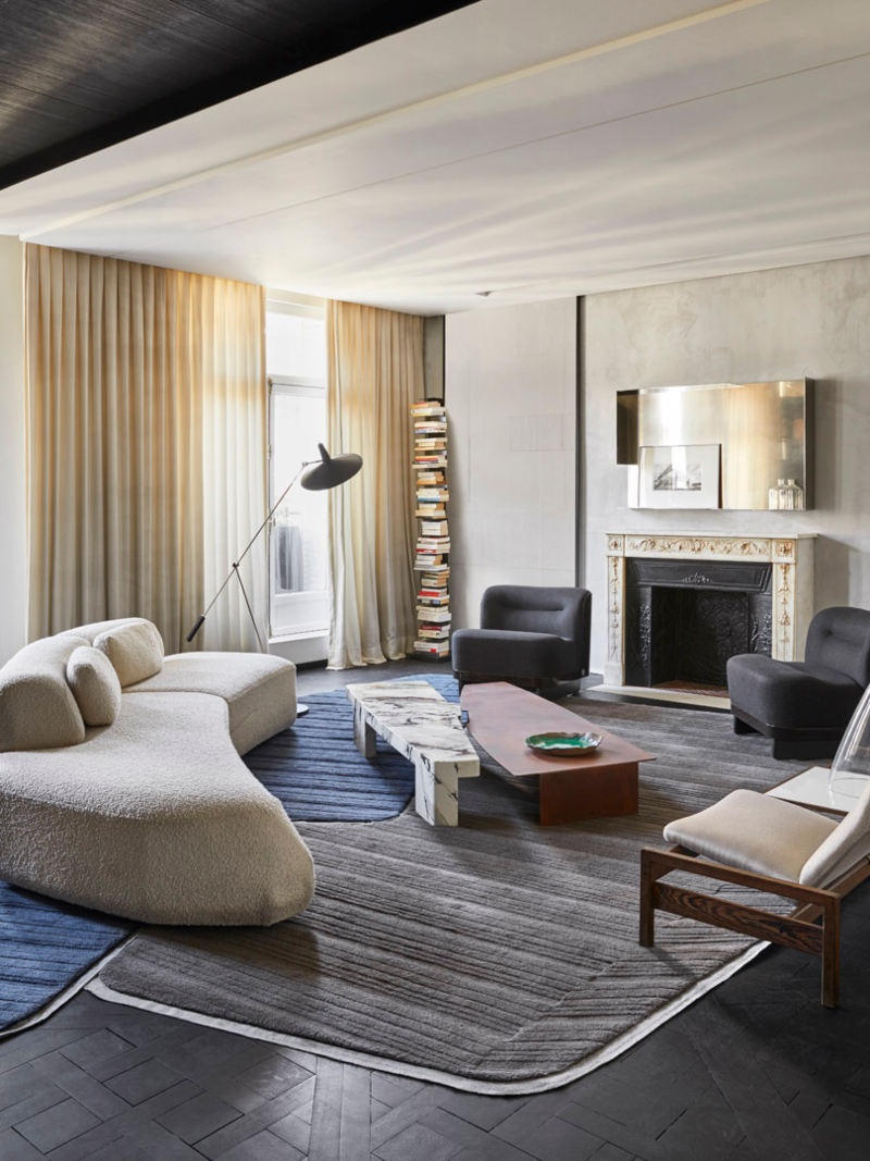 Rug design ideas by Bismut et Bismut Architectes. Following curvilinear trends, this design by Bismut et Bismut Architectes contrasts with the traditional characteristics of this Parisian flat. The bicoloured rug and its distinctive textures make this room unique.